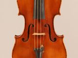 un vieux violon avec un archet sur fond blanc