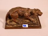 statue en bronze représentant un chien et un chat sur un socle