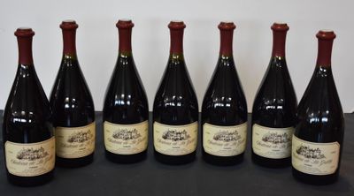 six bouteilles de vin sont alignées sur une table