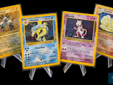 Quatre cartes Pokémon différentes sont représentées sur un fond noir