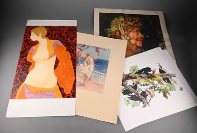 quatre cartes représentant des femmes et des oiseaux, posées sur une table
