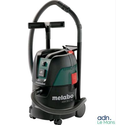 un aspirateur noir et vert muni d'un tuyau, sur fond blanc