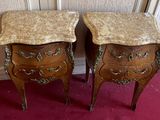 paire de tables de chevet anciennes de style français avec plateau en marbre