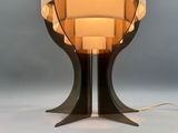 une lampe posée sur une table