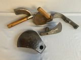 quatre types différents d'outils anciens posés sur une table