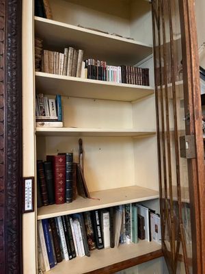 une étagère avec de nombreux livres dans une pièce