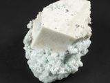 un morceau de roche sur lequel se trouve une autre sorte de roche
