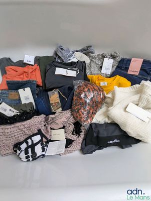 une pile de vêtements posée sur une table