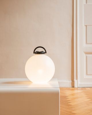 la lampe est posée sur un socle blanc
