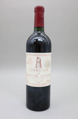 une bouteille de vin posée sur une table