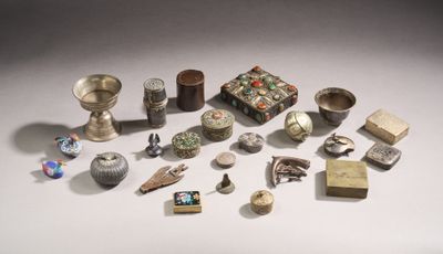 beaucoup de petits objets posés sur une table