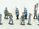 de nombreuses figurines représentant des hommes en uniforme bleu sont exposées