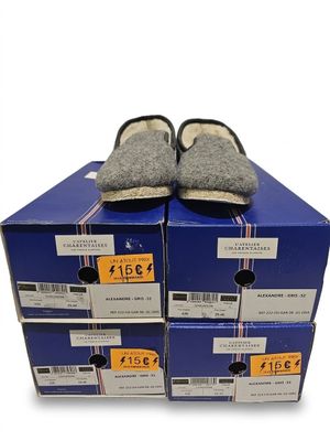 plusieurs boîtes de chaussures sont empilées les unes sur les autres