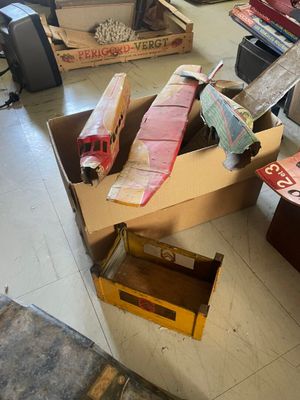 une pile de cartons et un carton contenant un petit avion-jouet