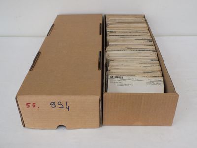 une boîte en carton contenant de nombreux livres