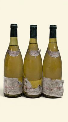 trois bouteilles de vin posées l'une à côté de l'autre sur une table