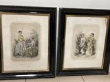 deux reproductions encadrées représentant deux femmes en tenue de cérémonie