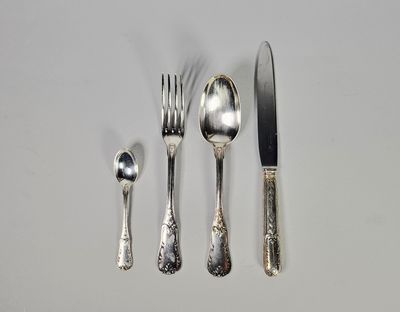 une cuillère, une fourchette et un couteau posés sur une table