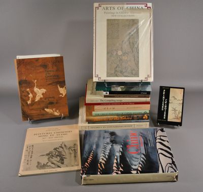 plusieurs livres sont empilés sur une table