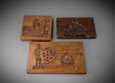trois plaques en bois représentant une calèche et un homme dans une calèche tirée par des chevaux