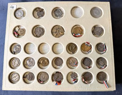 une boîte en bois contenant beaucoup de pièces de monnaie
