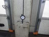 une horloge accrochée au mur