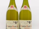 deux bouteilles de vin blanc posées l'une à côté de l'autre sur une surface blanche
