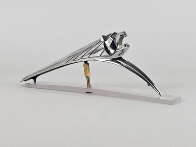 une sculpture Art déco représentant un homme assis sur un objet métallique