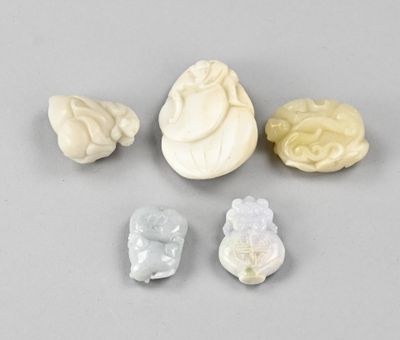 trois figurines en ivoire sculpté représentant un homme et une femme
