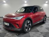 un SUV Toyota C-HR rouge garé sur un sol à damier