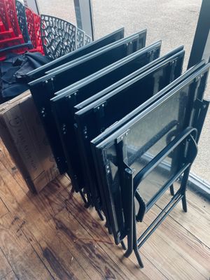 un radiateur noir posé sur un parquet devant une fenêtre