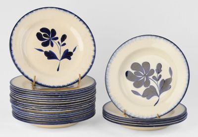 une pile d'assiettes ornées de motifs bleus et blancs