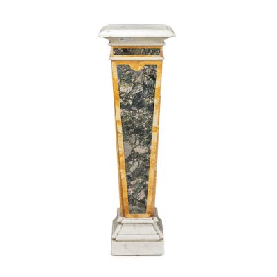 une image représentant une haute colonne en marbre surmontée d'un chapiteau en marbre