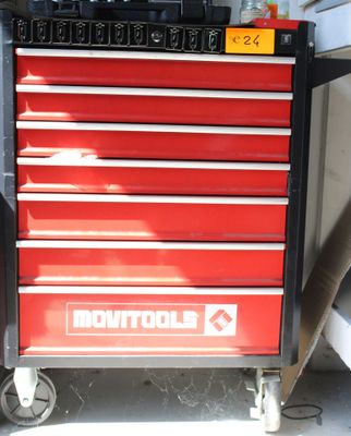une boîte à outils rouge sur laquelle se trouvent de nombreux outils
