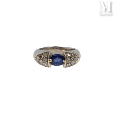 Gros plan sur une bague contenant une pierre bleue