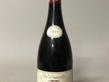 la bouteille de vin est posée sur la table, prête à être consommée