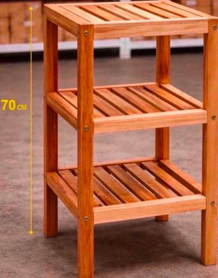 une table en bois surmontée d'une étagère