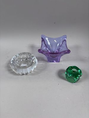 trois morceaux de verre de couleurs différentes posés sur une table
