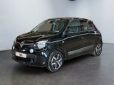 une photo d'une petite voiture noire dans un showroom
