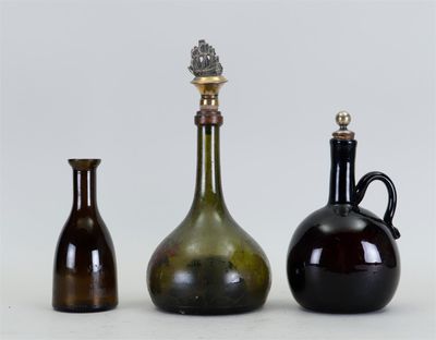 trois vases posés l'un à côté de l'autre sur une table
