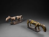 deux petites figurines en bois représentant des chevaux et une girafe