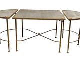 une paire de tables en laiton et en verre avec des plateaux en marbre