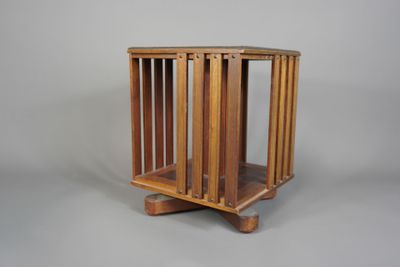 une petite table en bois sur laquelle est posée une cage