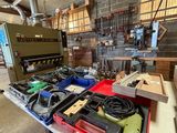 de nombreux outils sur un établi dans un garage