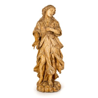 une image représentant une statue en bois d'une femme tenant un oiseau