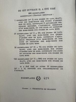un livre ouvert sur lequel figure un texte en noir et blanc