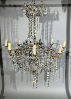 un lustre suspendu au plafond d'une pièce