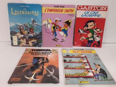 quatre livres pour enfants sont alignés sur une surface blanche