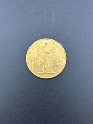 une pièce d'or sur laquelle sont représentés un homme et une femme