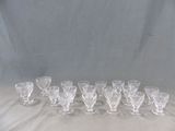 un grand nombre de verres posés sur une table